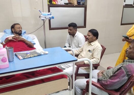 Jamshedpur news : दलित नेता हरि मुखी टीएमएच में इलाजरत, टाटा वर्कर्स यूनियन अध्यक्ष टुन्नू चौधरी समेत मुखी समाज के नेताओं ने पहुंचकर जाना हालचाल