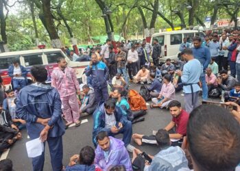 Jharkhand secretariat Hungama : झारखंड के सचिवालय में घुसे जेपीएससी व जेएसएससी सीजीएल चयनित अभ्यर्थी, हंगामा Jharkhand secretariat Hungama : झारखंड के सचिवालय में घुसे जेपीएससी व जेएसएससी सीजीएल चयनित अभ्यर्थी, हंगामा