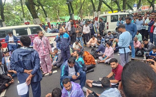 Jharkhand secretariat Hungama : झारखंड के सचिवालय में घुसे जेपीएससी व जेएसएससी सीजीएल चयनित अभ्यर्थी, हंगामा Jharkhand secretariat Hungama : झारखंड के सचिवालय में घुसे जेपीएससी व जेएसएससी सीजीएल चयनित अभ्यर्थी, हंगामा