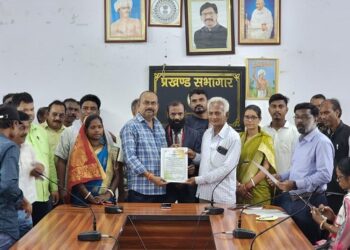 Jamshedpur jugsalai mla : बोड़ाम में विधायक मंगल कालिंदी ने 490 आंदोलनकारियों में बांटा प्रशस्ति पत्र, गदगद हुए आंदोलनकारी