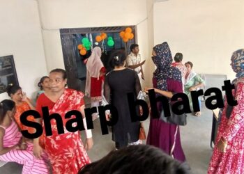 Jamshedpur jugsalai police station Hungama : जुगसलाई थाना में ”किन्नरों” का हंगामा, काटा जमकर बवाल, बैकफुट पर हो गये पुलिसवाले Jamshedpur jugsalai police station Hungama : जुगसलाई थाना में ”किन्नरों” का हंगामा, काटा जमकर बवाल, बैकफुट पर हो गये पुलिसवाले
