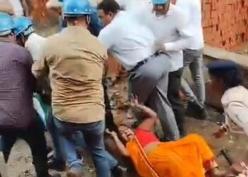 Jamshedpur anti encroachment drive : भुइयांडीह लकड़ी टाल के पास से अतिक्रमण हटाने पहुंची टाटा स्टील की टीम का विरोध, हंगामा, हाथापायी, देखिये – video Jamshedpur anti encroachment drive : भुइयांडीह लकड़ी टाल के पास से अतिक्रमण हटाने पहुंची टाटा स्टील की टीम का विरोध, हंगामा, हाथापायी, देखिये – video