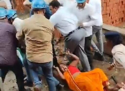 Jamshedpur anti encroachment drive : भुइयांडीह लकड़ी टाल के पास से अतिक्रमण हटाने पहुंची टाटा स्टील की टीम का विरोध, हंगामा, हाथापायी, देखिये – video Jamshedpur anti encroachment drive : भुइयांडीह लकड़ी टाल के पास से अतिक्रमण हटाने पहुंची टाटा स्टील की टीम का विरोध, हंगामा, हाथापायी, देखिये – video