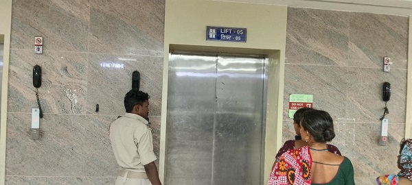 Jamshedpur mgm hospital : एमजीएम अस्पताल में लिफ्ट बंद होने से मरीज व परिजन फंसे, काफी मशक्कत के बाद निकाला गया बाहर Jamshedpur mgm hospital : एमजीएम अस्पताल में लिफ्ट बंद होने से मरीज व परिजन फंसे, काफी मशक्कत के बाद निकाला गया बाहर