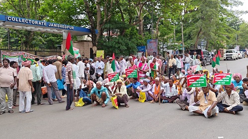 Jharkhand aandolankari protest : सम्मान पत्र देने की मांग को लेकर आंदोलनकारियों का डीसी कार्यालय पर धरना, झारखंड आंदोलनकारी संघर्ष मोर्चा ने सम्मान पत्र वितरण करने का किया आग्रह, देखिए – video Jharkhand aandolankari protest : सम्मान पत्र देने की मांग को लेकर आंदोलनकारियों का डीसी कार्यालय पर धरना, झारखंड आंदोलनकारी संघर्ष मोर्चा ने सम्मान पत्र वितरण करने का किया आग्रह, देखिए – video