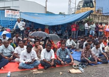 Jamshedpur adivasi ekta manch protest : भारी बारिश के बीच मजदूरों के समर्थन में आदिवासी एकता मंच का प्रदर्शन, गेट जाम