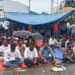 Jamshedpur adivasi ekta manch protest : भारी बारिश के बीच मजदूरों के समर्थन में आदिवासी एकता मंच का प्रदर्शन, गेट जाम