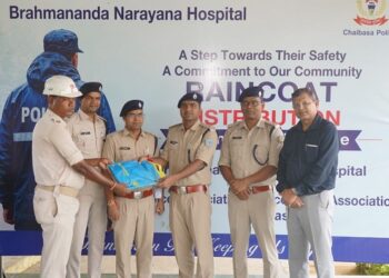 Jamshedpur hospital helping hand : चाईबासा पुलिसकर्मियों को ब्रह्मानंद नारायणा हॉस्पिटल ने बांटे रेनसूट