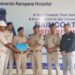 Jamshedpur hospital helping hand : चाईबासा पुलिसकर्मियों को ब्रह्मानंद नारायणा हॉस्पिटल ने बांटे रेनसूट