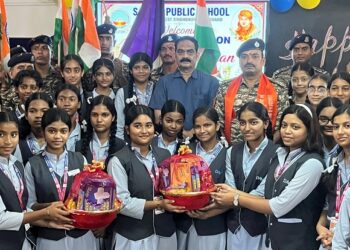 West singhbum school rakhi celebration : एसजे डीएवी चाईबासा में रक्षाबंधन की पूर्व संध्या पर सीआरपीएफ जवानों के साथ मनाया गया राखी उत्सव