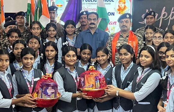 West singhbum school rakhi celebration : एसजे डीएवी चाईबासा में रक्षाबंधन की पूर्व संध्या पर सीआरपीएफ जवानों के साथ मनाया गया राखी उत्सव West singhbum school rakhi celebration : एसजे डीएवी चाईबासा में रक्षाबंधन की पूर्व संध्या पर सीआरपीएफ जवानों के साथ मनाया गया राखी उत्सव