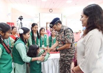 Jamshedpur rakshabandhan celebration : रक्षाबंधन से पूर्व जादूगोड़ा में रक्षाबंधन समारोह का आयोजन, छात्राओं ने जवानों को बांधी रक्षा सूत्र Jamshedpur rakshabandhan celebration : रक्षाबंधन से पूर्व जादूगोड़ा में रक्षाबंधन समारोह का आयोजन, छात्राओं ने जवानों को बांधी रक्षा सूत्र