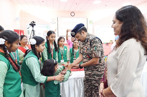 Jamshedpur rakshabandhan celebration : रक्षाबंधन से पूर्व जादूगोड़ा में रक्षाबंधन समारोह का आयोजन, छात्राओं ने जवानों को बांधी रक्षा सूत्र Jamshedpur rakshabandhan celebration : रक्षाबंधन से पूर्व जादूगोड़ा में रक्षाबंधन समारोह का आयोजन, छात्राओं ने जवानों को बांधी रक्षा सूत्र