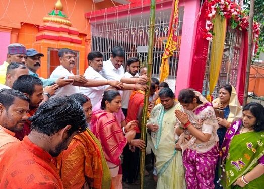 Jamshedpur bhumi pujan : बागबेड़ा में श्रीश्री बोलबम दुर्गा पूजा कमिटी का हुआ भूमि पूजन, भाजपा नेत्री, मीरा मुंडा समेत अन्य ने लिया हिस्सा Jamshedpur bhumi pujan : बागबेड़ा में श्रीश्री बोलबम दुर्गा पूजा कमिटी का हुआ भूमि पूजन, भाजपा नेत्री, मीरा मुंडा समेत अन्य ने लिया हिस्सा
