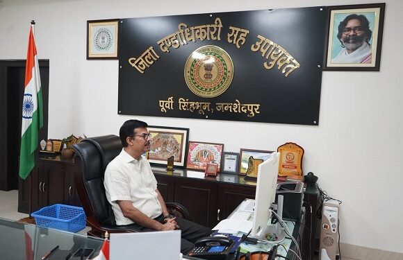 Jamshedpur SIR : एसआईआर को लेकर जमशेदपुर के उपायुक्त ने बीएलओ के साथ की ऑनलाइन समीक्षा बैठक, नजरी नक्शा के अनुसार परिवारवार विवरण एवं मकान संख्या का संधारण, सभी पात्र भारतीय नागरिकों को मतदाता सूची में शामिल कराने पर जोर Jamshedpur SIR : एसआईआर को लेकर जमशेदपुर के उपायुक्त ने बीएलओ के साथ की ऑनलाइन समीक्षा बैठक, नजरी नक्शा के अनुसार परिवारवार विवरण एवं मकान संख्या का संधारण, सभी पात्र भारतीय नागरिकों को मतदाता सूची में शामिल कराने पर जोर