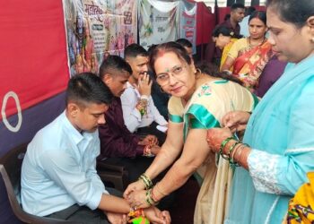 Jamshedpur rakshabandhan celebration : सोनारी आर्मी कैंप में सैनिक भाइयों की कलाई पर सजी राखी, गूंजा भाईचारे और देशभक्ति का संदेश Jamshedpur rakshabandhan celebration : सोनारी आर्मी कैंप में सैनिक भाइयों की कलाई पर सजी राखी, गूंजा भाईचारे और देशभक्ति का संदेश