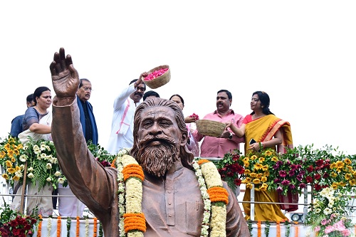 Jharkhand homage to guruji shibu soren : मुख्यमंत्री हेमन्त सोरेन रामगढ़ के नेमरा में दिशोम गुरु शिबू सोरेन की प्रथम पुण्यतिथि पर उनकी प्रतिमा का अनावरण किया, विकास मेला-सह- पारितोषिक वितरण कार्यक्रम में हुए शामिल, सबको एकजुट रहकर राज्य विरोधी ताकतों को मुंहतोड़ जवाब देने का लिया संकल्प, देखिए – video Jharkhand homage to guruji shibu soren : मुख्यमंत्री हेमन्त सोरेन रामगढ़ के नेमरा में दिशोम गुरु शिबू सोरेन की प्रथम पुण्यतिथि पर उनकी प्रतिमा का अनावरण किया, विकास मेला-सह- पारितोषिक वितरण कार्यक्रम में हुए शामिल, सबको एकजुट रहकर राज्य विरोधी ताकतों को मुंहतोड़ जवाब देने का लिया संकल्प, देखिए – video