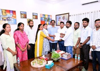 Jharkhand cm hemant soren : झारखंड के मुख्यमंत्री हेमन्त सोरेन से “झारखंड संताल स्टूडेंट्स यूनियन” के प्रतिनिधिमंडल ने की मुलाकात, कई मुद्दों पर चर्चा Jharkhand cm hemant soren : झारखंड के मुख्यमंत्री हेमन्त सोरेन से “झारखंड संताल स्टूडेंट्स यूनियन” के प्रतिनिधिमंडल ने की मुलाकात, कई मुद्दों पर चर्चा