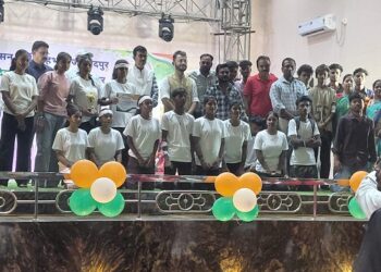 Jamshedpur school proud : जमशेदपुर के मुरली स्कूल ने जिला स्तरीय समूह नृत्य प्रतियोगिता में जीता तृतीय पुरस्कार, उपायुक्त ने विद्यार्थियों को किया सम्मानित