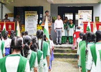 Jamshedpur rural school : उत्क्रमित उच्च विद्यालय माटीगोड़ा में वंदे मातरम् का सामूहिक गायन कार्यक्रम आयोजित, बच्चे देश प्रेम की भावना से हुए ओत-प्रोत