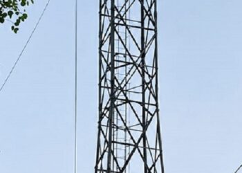 Jamshedpur suicide attempt : गोलमुरी में टावर पर चढ़ा व्यक्ति, अफरा-तफरी का माहौल