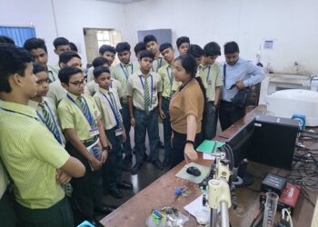 Jamshedpur csir nml : जेवियर इंग्लिश स्कूल जमशेदपुर के विद्यार्थियों ने किया सीएसआईआर-एनएमएल का भ्रमण, वैज्ञानिक सोच विकसित करने पर दिया जोर