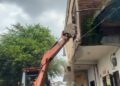 Jamshedpur encroachment removal drive : मानगो में सुवर्णरेखा नदी किनारे अवैध अतिक्रमण पर चला बुलडोजर, विरोध के बावजूद तीन मकाने ध्वस्त, देखिए – video