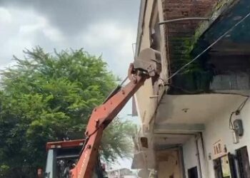 Jamshedpur encroachment removal drive : मानगो में सुवर्णरेखा नदी किनारे अवैध अतिक्रमण पर चला बुलडोजर, विरोध के बावजूद तीन मकाने ध्वस्त, देखिए – video Jamshedpur encroachment removal drive : मानगो में सुवर्णरेखा नदी किनारे अवैध अतिक्रमण पर चला बुलडोजर, विरोध के बावजूद तीन मकाने ध्वस्त, देखिए – video