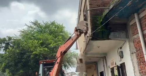 Jamshedpur encroachment removal drive : मानगो में सुवर्णरेखा नदी किनारे अवैध अतिक्रमण पर चला बुलडोजर, विरोध के बावजूद तीन मकाने ध्वस्त, देखिए – video Jamshedpur encroachment removal drive : मानगो में सुवर्णरेखा नदी किनारे अवैध अतिक्रमण पर चला बुलडोजर, विरोध के बावजूद तीन मकाने ध्वस्त, देखिए – video