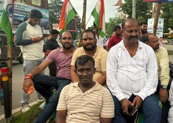 Jamshedpur ajsu : गोलमुरी की यातायात व्यवस्था और व्यवस्थित पार्किंग की मांग को लेकर भूख हड़ताल, आश्वासन के बाद टूटा अनशन Jamshedpur ajsu : गोलमुरी की यातायात व्यवस्था और व्यवस्थित पार्किंग की मांग को लेकर भूख हड़ताल, आश्वासन के बाद टूटा अनशन