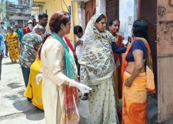 Jamshedpur helping hand : बागबेड़ा में बाढ़ पीड़ितों के बीच पहुंची भाजपा की जिला मंत्री रिंकू सिंह, ब्लीचिंग पाउडर का किया छिड़काव, लोगों की समस्याओं से हुई अवगत
