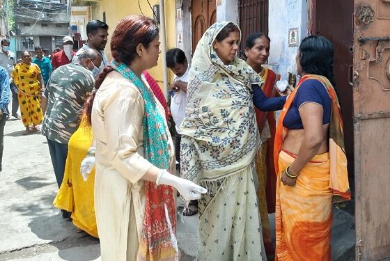Jamshedpur helping hand : बागबेड़ा में बाढ़ पीड़ितों के बीच पहुंची भाजपा की जिला मंत्री रिंकू सिंह, ब्लीचिंग पाउडर का किया छिड़काव, लोगों की समस्याओं से हुई अवगत