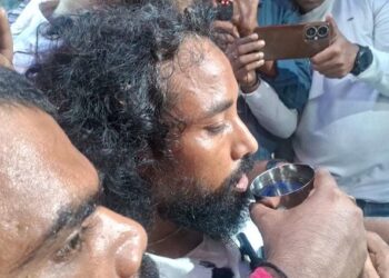 Jharkhand jpsc andolan : झारखंड जेपीएससी व जेएसएससी परीक्षा के घोटालों को लेकर चल रहा अनशन निर्णायक मोड़ पर सोनम वांगचुक की सलाह पर देवेंद्र नाथ महतो ने तोड़ा निर्जला अनशन, सीएम ने वार्ता के लिए आंदोलनकारियों को बुलाया, शाम को होगी वार्ता Jharkhand jpsc andolan : झारखंड जेपीएससी व जेएसएससी परीक्षा के घोटालों को लेकर चल रहा अनशन निर्णायक मोड़ पर सोनम वांगचुक की सलाह पर देवेंद्र नाथ महतो ने तोड़ा निर्जला अनशन, सीएम ने वार्ता के लिए आंदोलनकारियों को बुलाया, शाम को होगी वार्ता