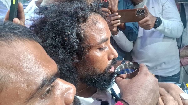 Jharkhand jpsc andolan : झारखंड जेपीएससी व जेएसएससी परीक्षा के घोटालों को लेकर चल रहा अनशन निर्णायक मोड़ पर सोनम वांगचुक की सलाह पर देवेंद्र नाथ महतो ने तोड़ा निर्जला अनशन, सीएम ने वार्ता के लिए आंदोलनकारियों को बुलाया, शाम को होगी वार्ता Jharkhand jpsc andolan : झारखंड जेपीएससी व जेएसएससी परीक्षा के घोटालों को लेकर चल रहा अनशन निर्णायक मोड़ पर सोनम वांगचुक की सलाह पर देवेंद्र नाथ महतो ने तोड़ा निर्जला अनशन, सीएम ने वार्ता के लिए आंदोलनकारियों को बुलाया, शाम को होगी वार्ता