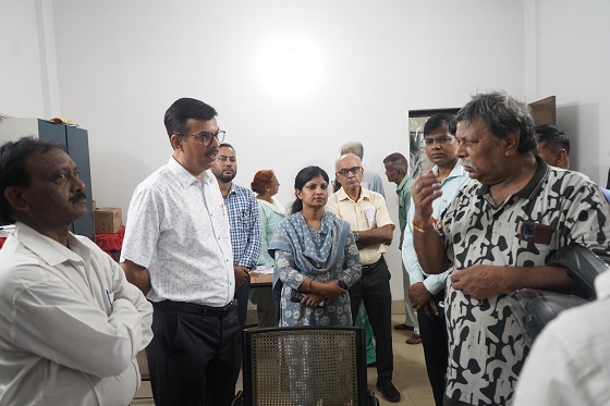 Jamshedpur SIR-2026 : जमशेदपुर में एसआइआर के तहत दावा-आपत्ति सुनवाई स्थलों का उपायुक्त ने किया निरीक्षण, मतदाताओं की सुविधा, पारदर्शी प्रक्रिया एवं समयबद्ध निष्पादन पर विशेष जोर Jamshedpur SIR-2026 : जमशेदपुर में एसआइआर के तहत दावा-आपत्ति सुनवाई स्थलों का उपायुक्त ने किया निरीक्षण, मतदाताओं की सुविधा, पारदर्शी प्रक्रिया एवं समयबद्ध निष्पादन पर विशेष जोर