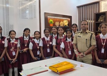 Jamshedpur rakshabandhan celebration : जमशेदपुर के एसएसपी की कलाई पर छात्राओं ने बांधी राखी, स्नेह और विश्वास के प्रतीक पर्व की दी शुभकामनाएं Jamshedpur rakshabandhan celebration : जमशेदपुर के एसएसपी की कलाई पर छात्राओं ने बांधी राखी, स्नेह और विश्वास के प्रतीक पर्व की दी शुभकामनाएं