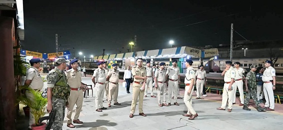 Saraikela sp inspection : सरायकेला में एसपी ने देर रात किया प्रमुख स्थानों का औचक निरीक्षण, सुरक्षा व्यवस्था का लिया जायजा Saraikela sp inspection : सरायकेला में एसपी ने देर रात किया प्रमुख स्थानों का औचक निरीक्षण, सुरक्षा व्यवस्था का लिया जायजा