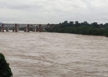 Jamshedpur flood alert : खरकई नदी खतरे के निशान से 3 सेंटीमीटर ऊपर, जलस्तर घटने से राहत के संकेत Jamshedpur flood alert : खरकई नदी खतरे के निशान से 3 सेंटीमीटर ऊपर, जलस्तर घटने से राहत के संकेत