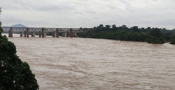 Jamshedpur flood alert : खरकई नदी खतरे के निशान से 3 सेंटीमीटर ऊपर, जलस्तर घटने से राहत के संकेत Jamshedpur flood alert : खरकई नदी खतरे के निशान से 3 सेंटीमीटर ऊपर, जलस्तर घटने से राहत के संकेत