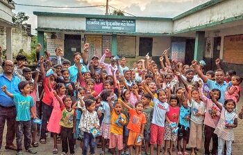 Jamshedpur helping hand : सामाजिक संस्था प्रयत्न ने बागबेड़ा में बच्चों संग बांटी खुशियां, चॉकलेट व बिस्किट पाकर खुशी से उछल पड़े बच्चे
