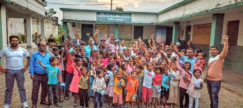 Jamshedpur helping hand : सामाजिक संस्था प्रयत्न ने बागबेड़ा में बच्चों संग बांटी खुशियां, चॉकलेट व बिस्किट पाकर खुशी से उछल पड़े बच्चे Jamshedpur helping hand : सामाजिक संस्था प्रयत्न ने बागबेड़ा में बच्चों संग बांटी खुशियां, चॉकलेट व बिस्किट पाकर खुशी से उछल पड़े बच्चे