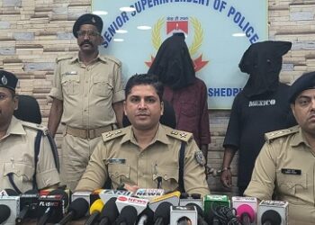 Jamshedpur police action : बागबेड़ा आभूषण दुकान में चोरी का खुलासा, दो गिरफ्तार, लाखों का आभूषण बरामद, देखिए – video