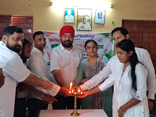 Jamshedpur geeta theatre : स्वतंत्रता दिवस पर गीता थिएटर ने आयोजित की नि:शुल्क कला-सांस्कृतिक प्रतियोगिता, विभिन्न कुष्ठ आश्रम से 120 प्रतिभागियों ने लिया हिस्सा Jamshedpur geeta theatre : स्वतंत्रता दिवस पर गीता थिएटर ने आयोजित की नि:शुल्क कला-सांस्कृतिक प्रतियोगिता, विभिन्न कुष्ठ आश्रम से 120 प्रतिभागियों ने लिया हिस्सा