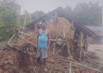 Jamshedpur rural house destroyed : चाकुलिया के श्यामसुंदरपुर में बारिश से कच्चा मकान ध्वस्त, सरकारी सहायता देने की मांग