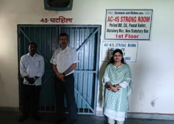 Jamshedpur dc inspection of evm warehouse : जमशेदपुर के उपायुक्त ने इवीएम वेयर हाउस का किया निरीक्षण, इवीएम के सुरक्षित भंडारण एवं सुरक्षा व्यवस्था का लिया जायजा, राजनीतिक दलों के प्रतिनिधि रहे मौजूद