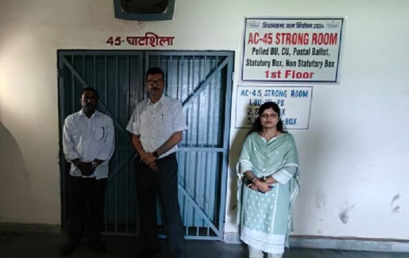 Jamshedpur dc inspection of evm warehouse : जमशेदपुर के उपायुक्त ने इवीएम वेयर हाउस का किया निरीक्षण, इवीएम के सुरक्षित भंडारण एवं सुरक्षा व्यवस्था का लिया जायजा, राजनीतिक दलों के प्रतिनिधि रहे मौजूद Jamshedpur dc inspection of evm warehouse : जमशेदपुर के उपायुक्त ने इवीएम वेयर हाउस का किया निरीक्षण, इवीएम के सुरक्षित भंडारण एवं सुरक्षा व्यवस्था का लिया जायजा, राजनीतिक दलों के प्रतिनिधि रहे मौजूद