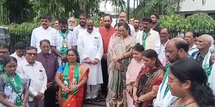 Jamshedpur pays tribute to Nirmal Mahato : निर्मल महतो के शहादत दिवस पर दी गई श्रद्धांजलि, परिवार ने याद किया संघर्ष और बलिदान Jamshedpur pays tribute to Nirmal Mahato : निर्मल महतो के शहादत दिवस पर दी गई श्रद्धांजलि, परिवार ने याद किया संघर्ष और बलिदान