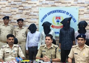 Jamshedpur police success : उलीडीह चेन छिनतई मामले में सोनार सहित चार गिरफ्तार, देसी पिस्तौल, गोली व सोने की चेन बरामद, देखिए – video