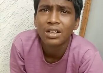 Jamshedpur thief caught : एमजीएम अस्पताल में चोरी करते युवक रंगेहाथ पकड़ाया, ब्लेड से जेब काटने का आरोप, देखिए – video
