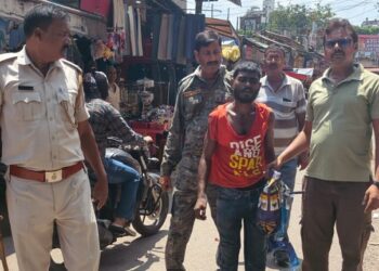 Jamshedpur thief caught : साकची में एसी का कॉपर पाइप काटकर ले जाते चोर रंगे हाथों पकड़ाया, सीसीटीवी फुटेज से हुआ खुलासा, देखिए – video Jamshedpur thief caught : साकची में एसी का कॉपर पाइप काटकर ले जाते चोर रंगे हाथों पकड़ाया, सीसीटीवी फुटेज से हुआ खुलासा, देखिए – video